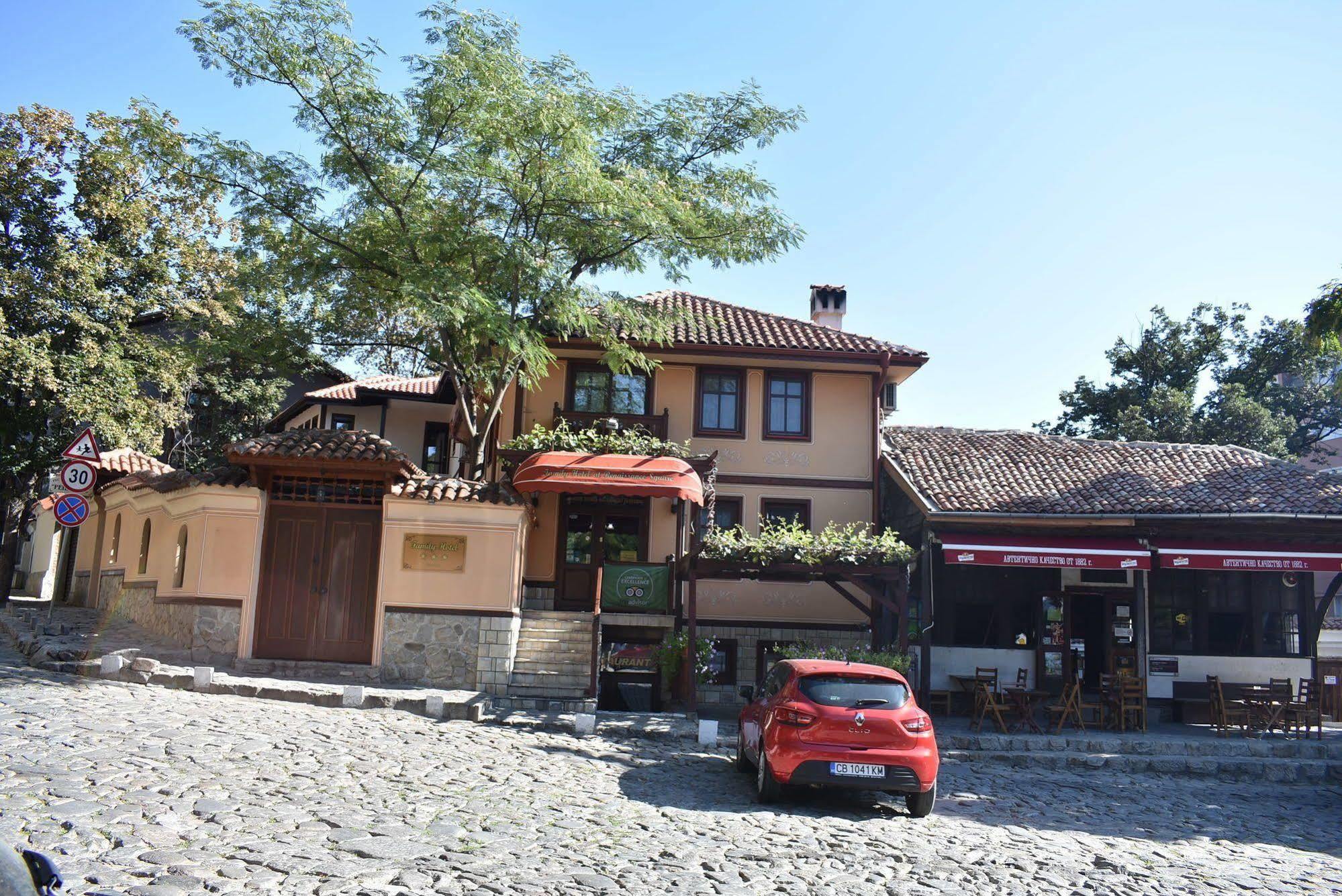 Family Hotel At Renaissance Square Plovdiv Exterior photo